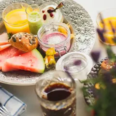 En härlig hotellfrukost i Stockholm med juice, smoothie, yoghurt, frukt, bröd och kaffe. En perfekt start på dagen!