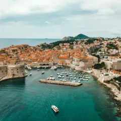 En drömresa med tåg till Kroatien börjar här, vid Dubrovniks gamla stad med sina imponerande murar och turkosa vatten.