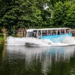 Oceanbus, en amfibiebuss, skapar ett stort plask när den kör i vattnet i Stockholm.
