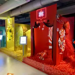 Färgglada installationer med bollhav och neonljus, perfekt för en rolig dag på selfie museum Stockholm.