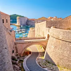 Dubrovniks gamla stad, känd från Game of Thrones, med sina imponerande stenmurar och en pittoresk hamn full av båtar.