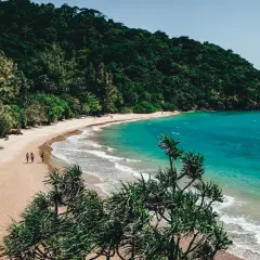En vacker strand med turkost vatten och frodig grönska. Perfekt för utflykter på Koh Lanta.