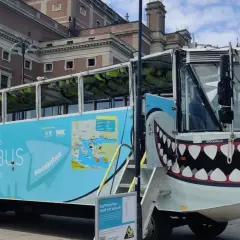 Oceanbus, en amfibiebuss med haj-målning, redo för sightseeing i Stockholm.
