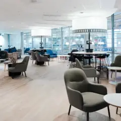 TUI Lounge på Arlanda erbjuder bekväma sittplatser och en lugn miljö för resenärer.