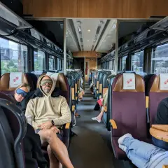 Två personer sover med sovmasker på ett tåg, redo för en lång resa med SJ Euronight.