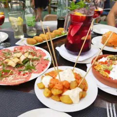 En härlig samling tapas, perfekt för en kväll i Palma. Här finns patatas bravas, carpaccio och nachos, allt ackompanjerat av sangria.