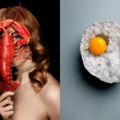 En kvinna med en hummer framför ansiktet och en äggula i en geod. Pas d'art.