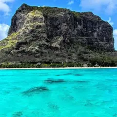Le Morne Brabant reser sig majestätiskt över turkost vatten och en vit sandstrand. En drömsemester vid havet.
