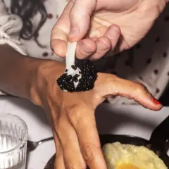 En unik upplevelse på restaurang Punk Royale: kaviar serveras på handen.