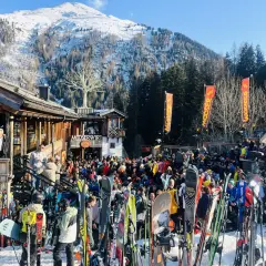 Livligt st Anton afterski med mängder av skidor och folk utanför Mooserwirt. Solig dag i backen.