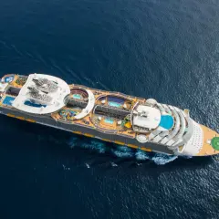 Symphony of the Seas fakta: Ett gigantiskt kryssningsfartyg med pooler, vattenrutschkanor och lekplatser på öppet hav.