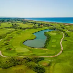 Vacker golfbana vid havet, perfekt för en golfrunda i Belek.