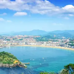 Vacker vy över San Sebastiáns bukt med den gröna ön Santa Clara och den livliga staden i bakgrunden.