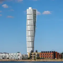 Turning torso utsikt över Malmös moderna arkitektur vid vattnet en solig dag.