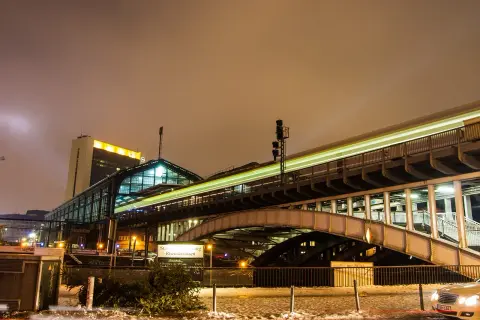 Ett upplyst tåg rusar förbi en station i Berlin, en resa som kan ta dig från Stockholm.