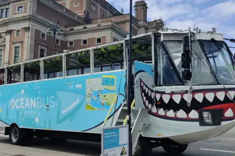 Oceanbus, en amfibiebuss med haj-målning, redo för sightseeing i Stockholm.