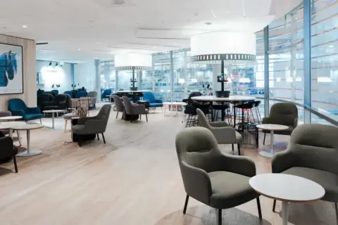 TUI Lounge på Arlanda erbjuder bekväma sittplatser och en lugn miljö för resenärer.