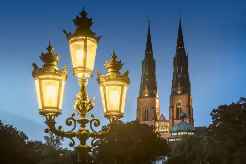 Uppsala domkyrka lyser upp kvällen. Perfekt för en promenad efter ett besök på något museum i Uppsala gratis.