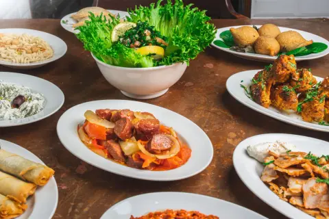 En härlig le rustique meny med hummus, sallad, kycklingvingar, falafel, rullar, och mer. En fest för ögat och magen!