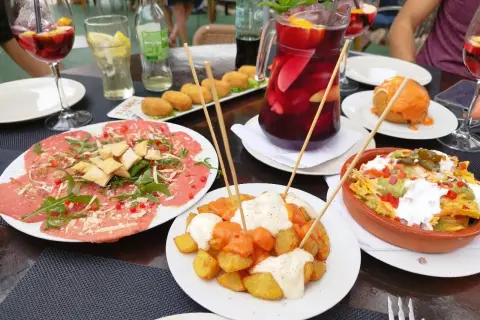 En härlig samling tapas, perfekt för en kväll i Palma. Här finns patatas bravas, carpaccio och nachos, allt ackompanjerat av sangria.