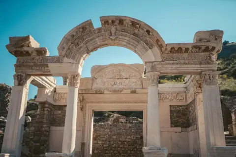 Imponerande ruiner från en antik stad i Turkiet. Detaljerade stenreliefer och kolonner vittnar om en svunnen tid.