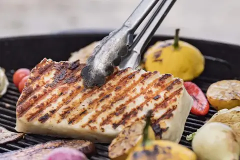Grillad ost från Cypern med grönsaker som aubergine, lök och kål. En härlig sommarmåltid.
