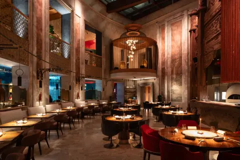 Elegant restauranger i Vilnius med lyxig inredning, runda bord och bekväma sittplatser.