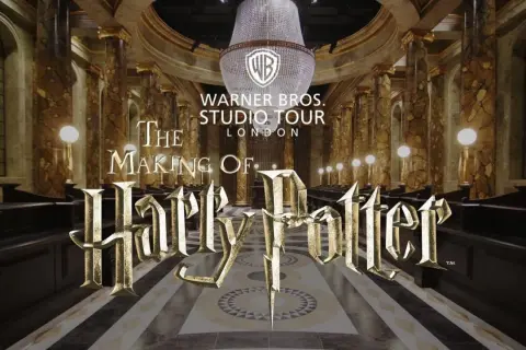 Warner Bros. Studio Tour London: The Making of Harry Potter. En imponerande sal med marmorpelare och en kristallkrona.