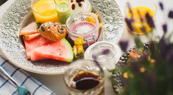 En härlig hotellfrukost i Stockholm med juice, smoothie, yoghurt, frukt, bröd och kaffe. En perfekt start på dagen!