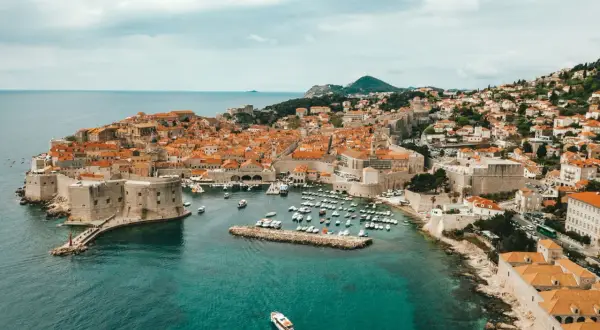 En drömresa med tåg till Kroatien börjar här, vid Dubrovniks gamla stad med sina imponerande murar och turkosa vatten.