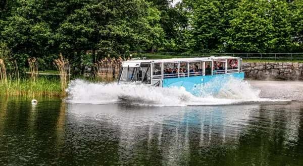 Oceanbus, en amfibiebuss, skapar ett stort plask när den kör i vattnet i Stockholm.