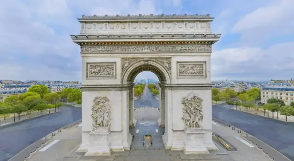 Paris's triumfbågen reser sig majestätiskt med sina detaljerade skulpturer. En tom Champs-Élysées sträcker sig mot horisonten under en molnig himmel.