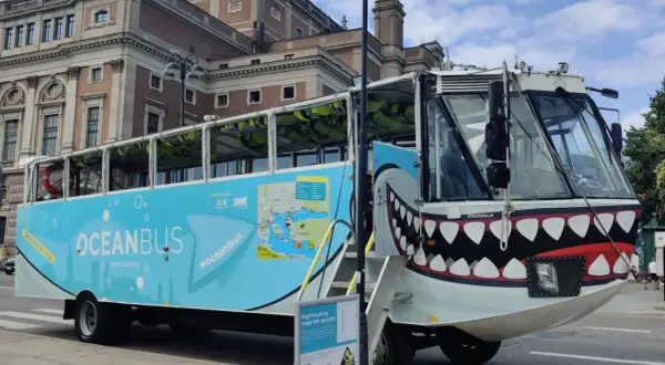 Oceanbus, en amfibiebuss med haj-målning, redo för sightseeing i Stockholm.