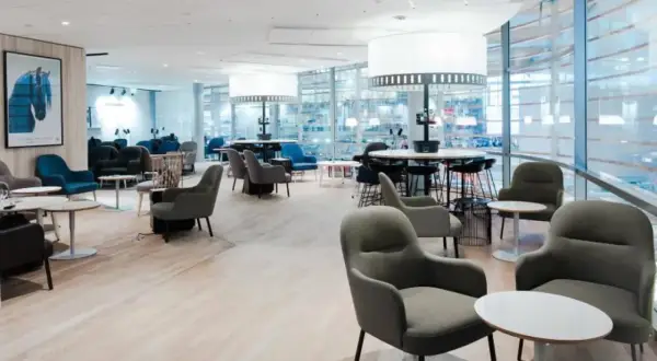 TUI Lounge på Arlanda erbjuder bekväma sittplatser och en lugn miljö för resenärer.