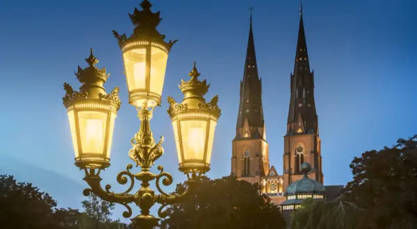 Uppsala domkyrka lyser upp kvällen. Perfekt för en promenad efter ett besök på något museum i Uppsala gratis.