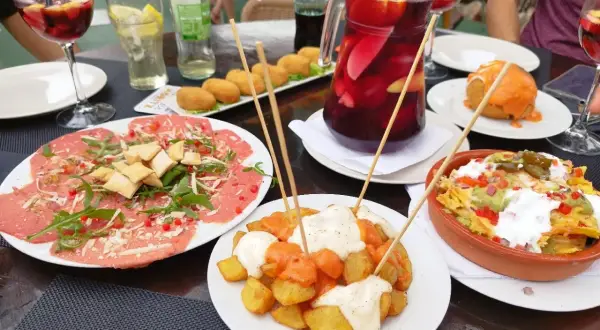 En härlig samling tapas, perfekt för en kväll i Palma. Här finns patatas bravas, carpaccio och nachos, allt ackompanjerat av sangria.