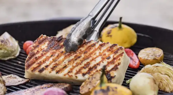 Grillad ost från Cypern med grönsaker som aubergine, lök och kål. En härlig sommarmåltid.