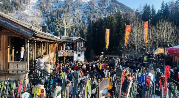 Livligt st Anton afterski med mängder av skidor och folk utanför Mooserwirt. Solig dag i backen.