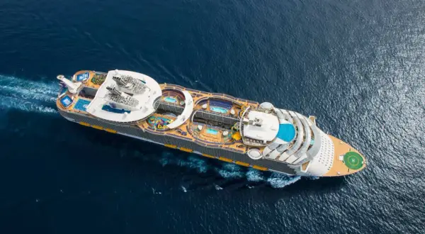 Symphony of the Seas fakta: Ett gigantiskt kryssningsfartyg med pooler, vattenrutschkanor och lekplatser på öppet hav.