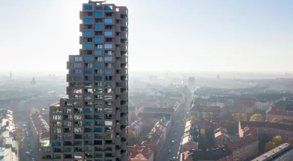 Norra Tornen utsikt över en stad i dimma. Den unika arkitekturen med utskjutande fönsterpartier fångar ljuset.