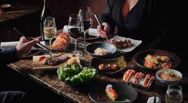 Ett lyxigt kasai julbord med biff, sushi, tacos och vin. En festlig måltid att dela.