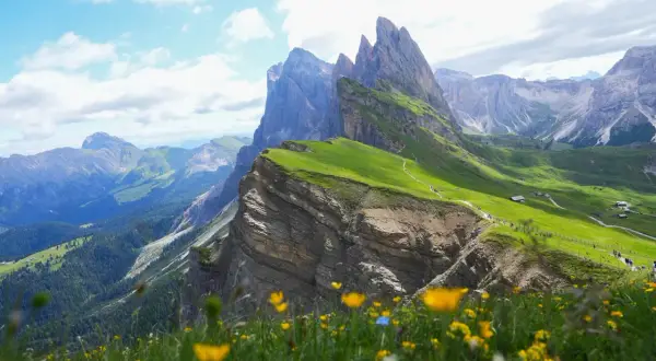 En fantastisk val gardena vandring med dramatiska bergstoppar, gröna sluttningar och vilda blommor.