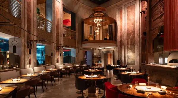 Elegant restauranger i Vilnius med lyxig inredning, runda bord och bekväma sittplatser.