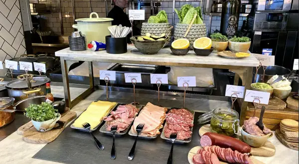 En härlig hotel frantz frukostbuffé med charkuterier, ost, grönsaker och pålägg.