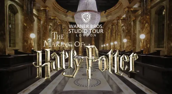 Warner Bros. Studio Tour London: The Making of Harry Potter. En imponerande sal med marmorpelare och en kristallkrona.