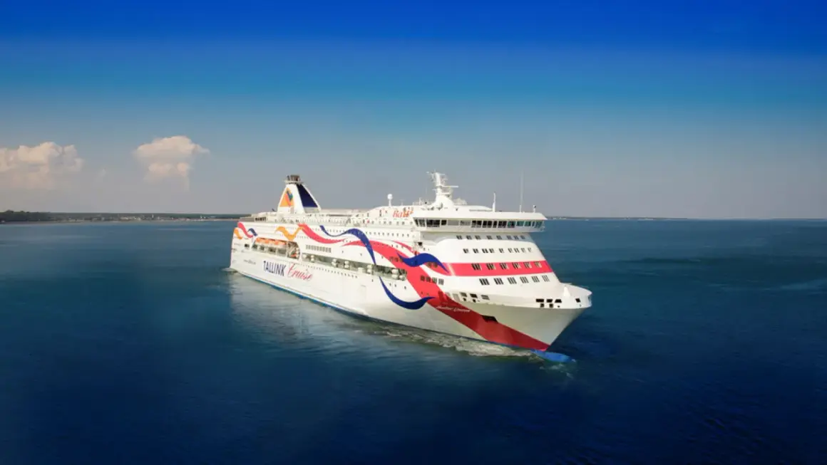 Stor färja, en Tallink-båt, glider fram på det blå havet under en klarblå himmel.