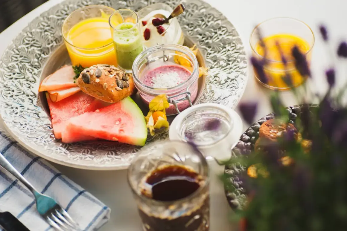 En härlig hotellfrukost i Stockholm med juice, smoothie, yoghurt, frukt, bröd och kaffe. En perfekt start på dagen!