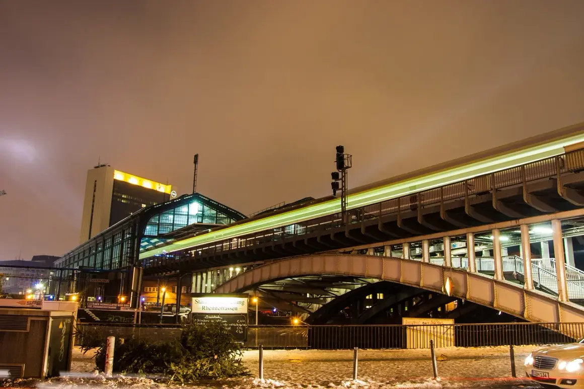 Ett upplyst tåg rusar förbi en station i Berlin, en resa som kan ta dig från Stockholm.
