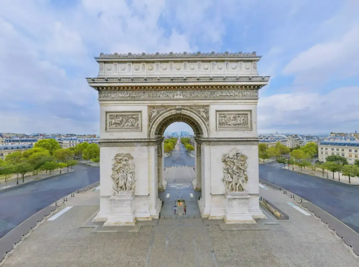 Paris's triumfbågen reser sig majestätiskt med sina detaljerade skulpturer. En tom Champs-Élysées sträcker sig mot horisonten under en molnig himmel.