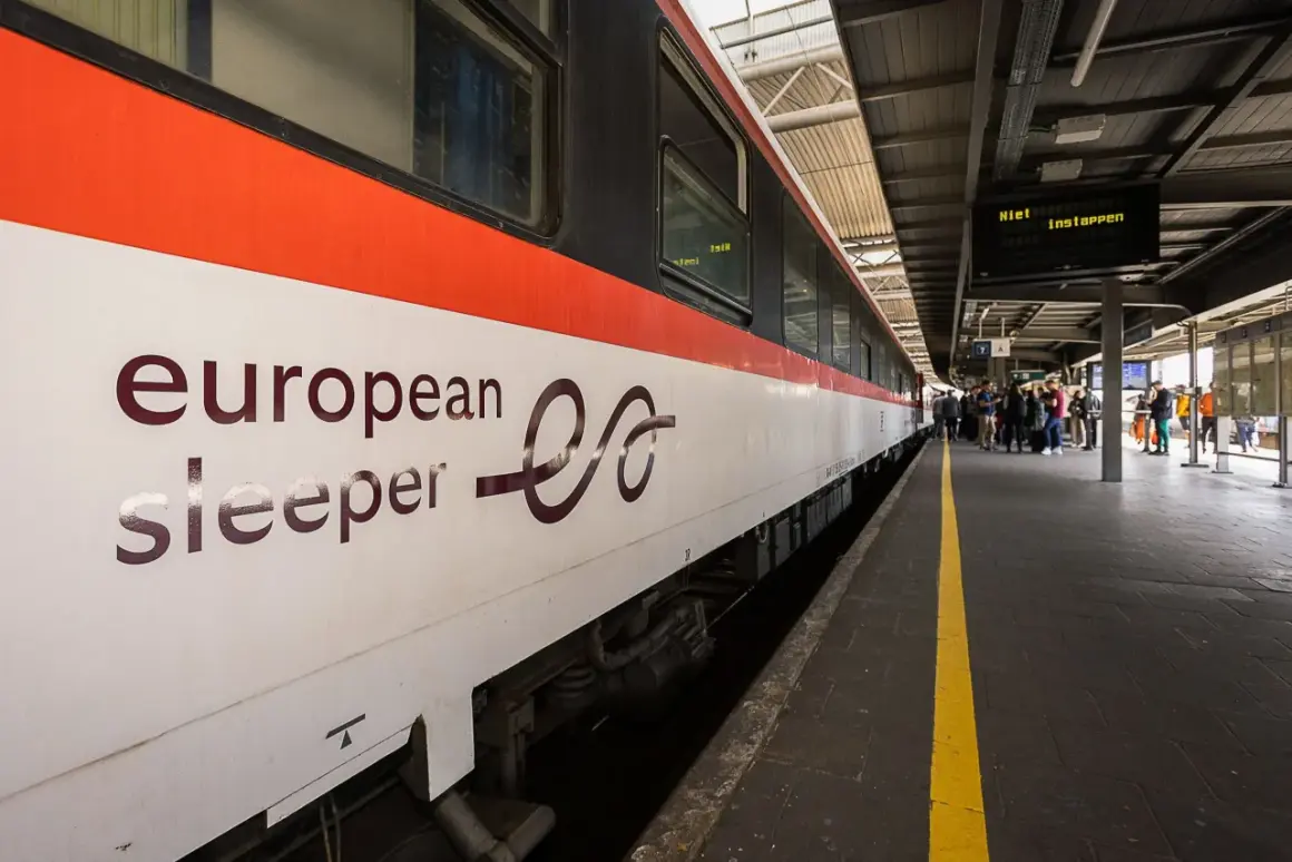 European Sleeper-tåget anländer till stationen, redo för nya nattåg. Folk väntar på perrongen.